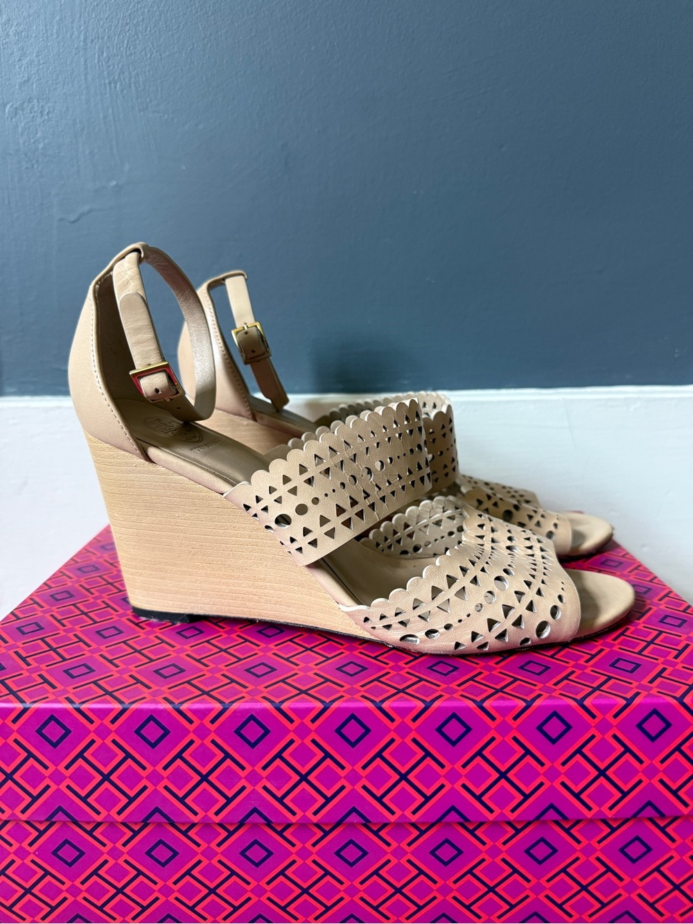 Tory Burch Gladiator Wedge, size 9